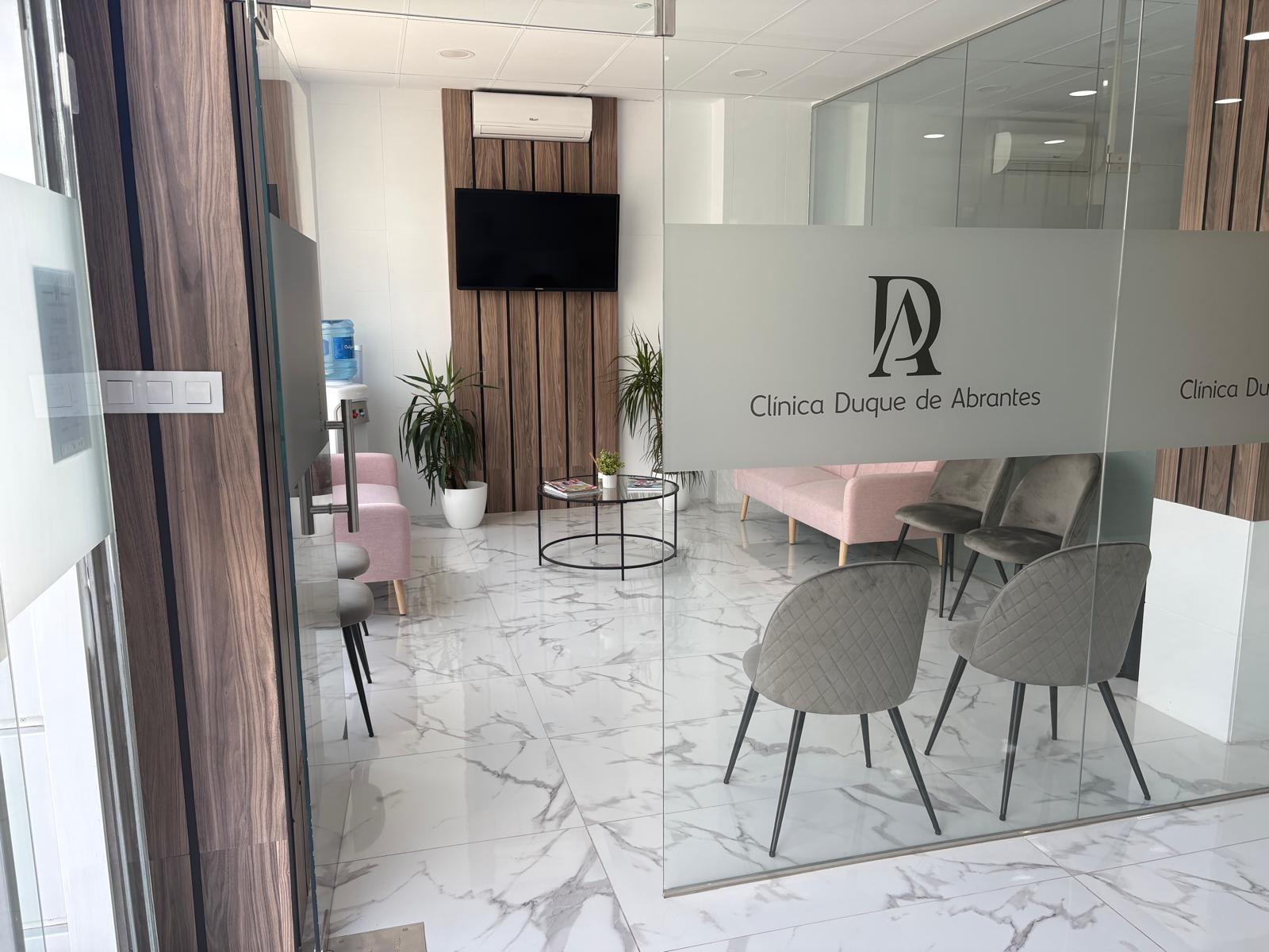 Sala de espera moderna y confortable en Clínica Duque de Abrantes